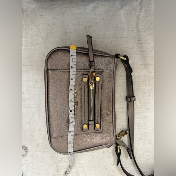 Compact Gray Crossbody Bag with Gold Accents 🤍🤍 - Picture 4 of 12